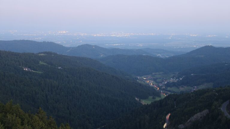Dieses Bild zeigt eine Webcam-Aufnahme vom Achertal, aufgenommen am Dienstag, den 19.08.2025 um 05:50 Uhr. Die Temperatur betrug 16.4°C.