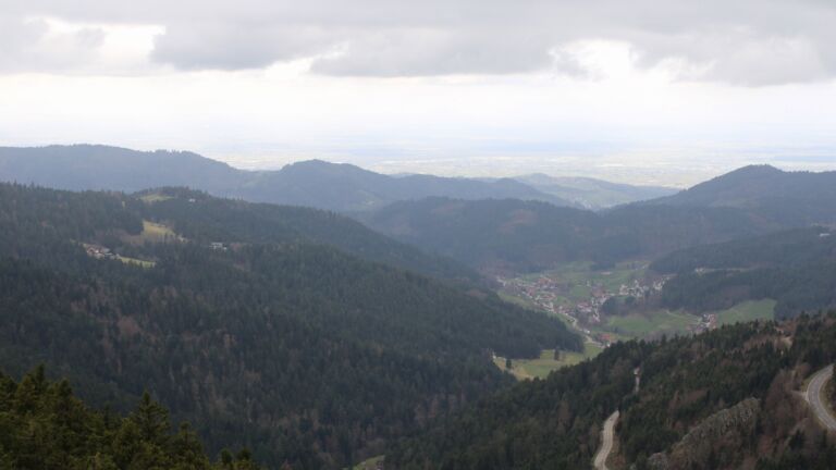 Dieses Bild zeigt eine Webcam-Aufnahme vom Achertal, aufgenommen am Dienstag, den 17.03.2026 um 13:50 Uhr. Die Temperatur betrug 6.6°C.