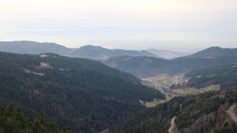 Dieses Bild zeigt eine Webcam-Aufnahme vom Achertal, aufgenommen am Samstag, den 20.12.2025 um 15:20 Uhr. Die Temperatur betrug 9.6°C.