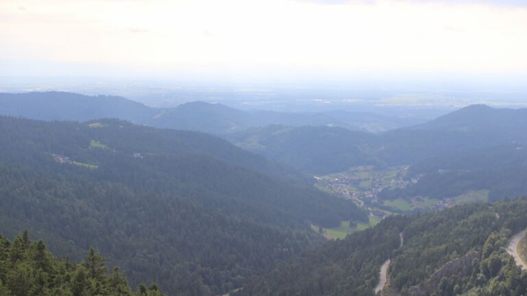 Dieses Bild zeigt eine Webcam-Aufnahme vom Achertal, aufgenommen am Donnerstag, den 31.07.2025 um 17:40 Uhr. Die Temperatur betrug 15.2°C.