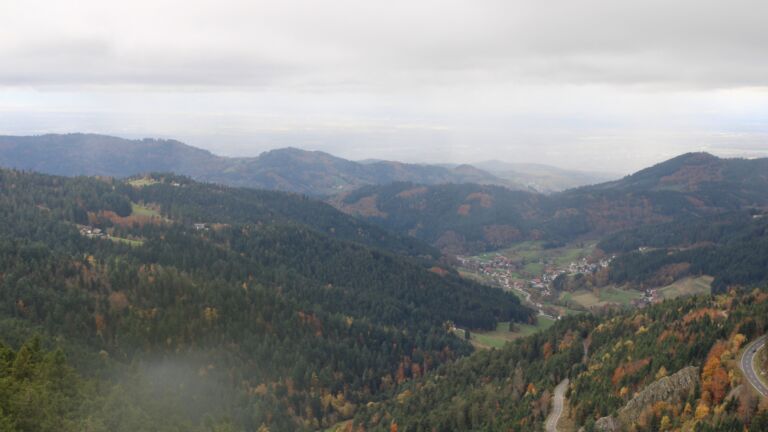 Dieses Bild zeigt eine Webcam-Aufnahme vom Achertal, aufgenommen am Dienstag, den 28.10.2025 um 13:20 Uhr. Die Temperatur betrug 6.2°C.