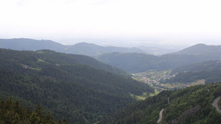 Dieses Bild zeigt eine Webcam-Aufnahme vom Achertal, aufgenommen am Montag, den 26.05.2025 um 18:50 Uhr. Die Temperatur betrug 9.9°C.