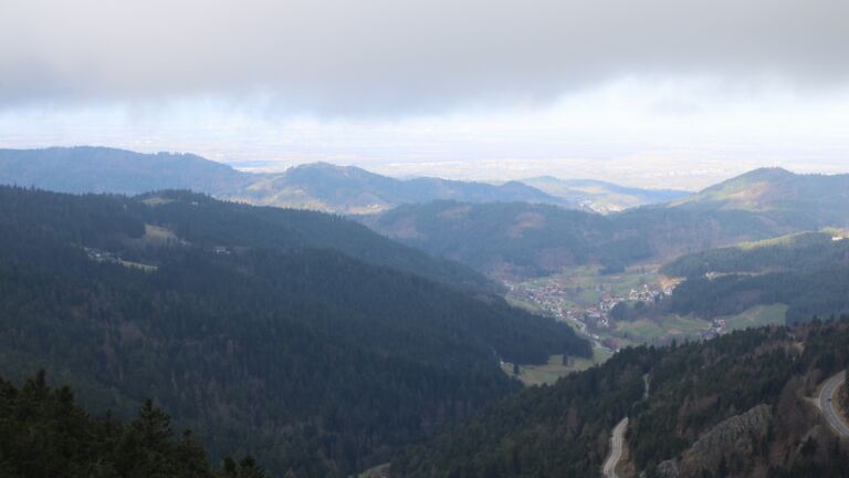 Dieses Bild zeigt eine Webcam-Aufnahme vom Achertal, aufgenommen am Sonntag, den 01.03.2026 um 09:10 Uhr. Die Temperatur betrug 3.6°C.