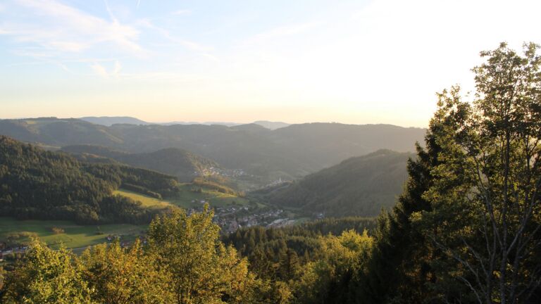 Dieses Bild zeigt eine Webcam-Aufnahme vom Achertal, aufgenommen am Samstag, den 26.09.2026 um 18:40 Uhr. Die Temperatur betrug 25.8°C.
