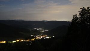 Dieses Bild zeigt eine Webcam-Aufnahme vom Achertal, aufgenommen am Mittwoch, den 30.09.2026 um 23:30 Uhr. Die Temperatur betrug 21.1°C.