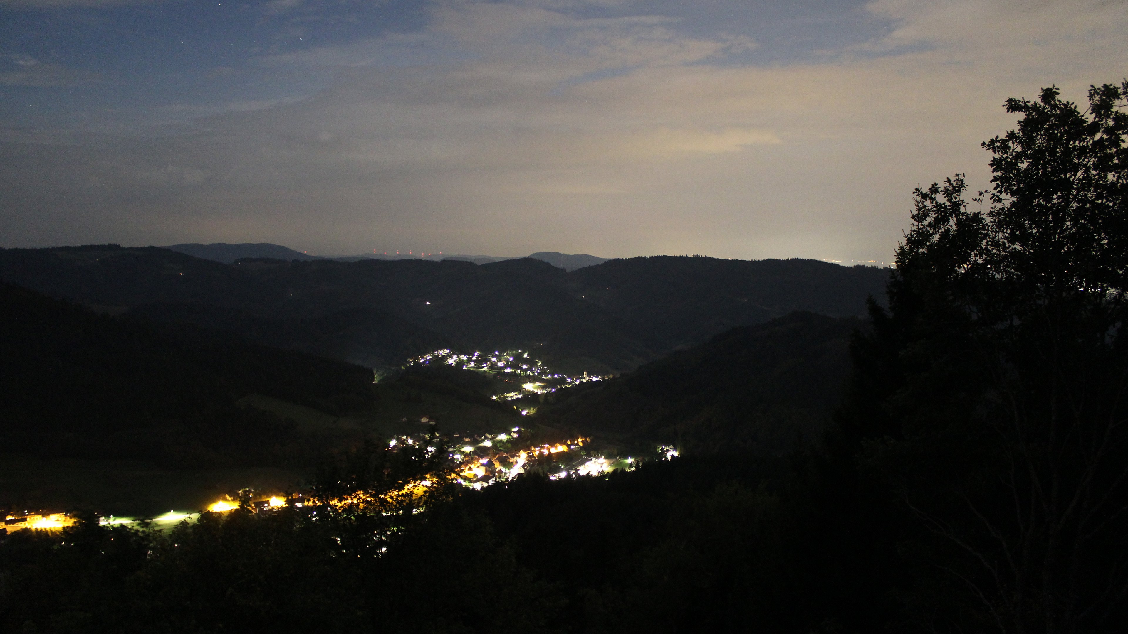 Dieses Bild zeigt eine Webcam-Aufnahme vom Achertal, aufgenommen am Mittwoch, den 30.09.2026 um 23:30 Uhr. Die Temperatur betrug 21.1°C.