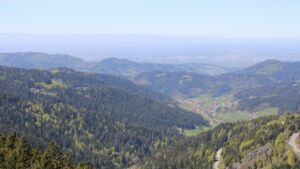 Dieses Bild zeigt eine Webcam-Aufnahme vom Achertal, aufgenommen am Freitag, den 24.04.2026 um 13:10 Uhr. Die Temperatur betrug 13.5°C.