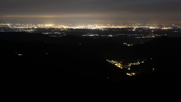 Dieses Bild zeigt eine Webcam-Aufnahme vom Achertal, aufgenommen am Sonntag, den 31.08.2025 um 21:50 Uhr. Die Temperatur betrug 15.5°C.