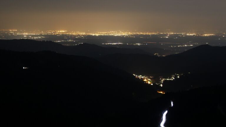 Dieses Bild zeigt eine Webcam-Aufnahme vom Achertal, aufgenommen am Montag, den 23.03.2026 um 23:00 Uhr. Die Temperatur betrug 5.6°C.