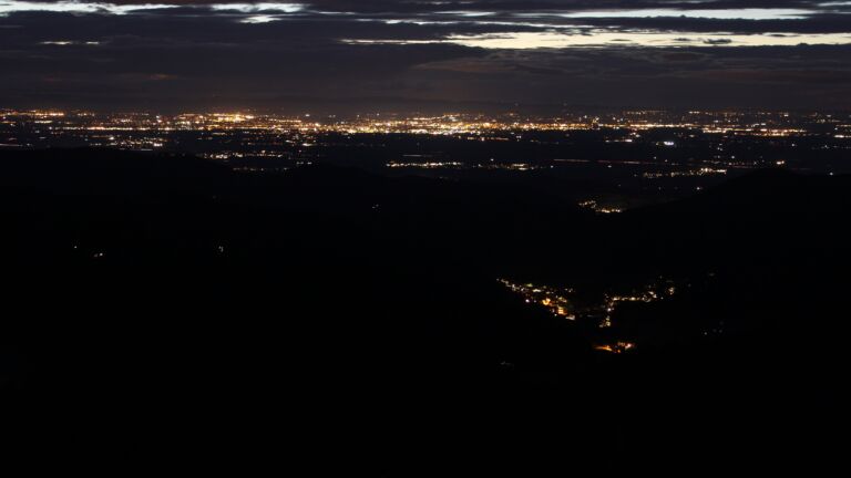 Dieses Bild zeigt eine Webcam-Aufnahme vom Achertal, aufgenommen am Montag, den 20.10.2025 um 19:30 Uhr. Die Temperatur betrug 9.2°C.