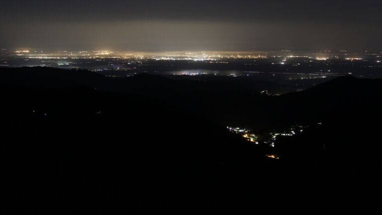 Dieses Bild zeigt eine Webcam-Aufnahme vom Achertal, aufgenommen am Mittwoch, den 30.04.2025 um 04:10 Uhr. Die Temperatur betrug 12.8°C.