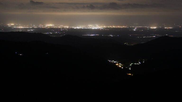 Dieses Bild zeigt eine Webcam-Aufnahme vom Achertal, aufgenommen am Freitag, den 23.05.2025 um 03:40 Uhr. Die Temperatur betrug 4.3°C.