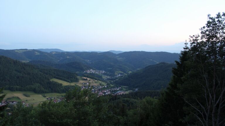 Dieses Bild zeigt eine Webcam-Aufnahme vom Achertal, aufgenommen am Freitag, den 05.06.2026 um 21:40 Uhr. Die Temperatur betrug 13.2°C.