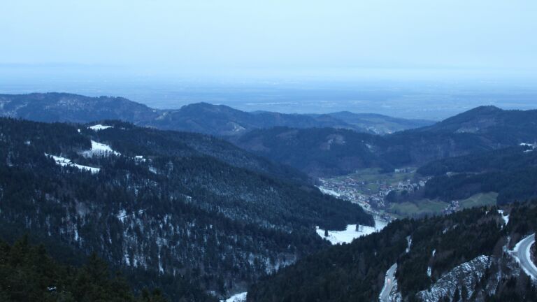 Dieses Bild zeigt eine Webcam-Aufnahme vom Achertal, aufgenommen am Sonntag, den 23.11.2025 um 16:40 Uhr. Die Temperatur betrug -1.6°C.