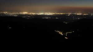 Dieses Bild zeigt eine Webcam-Aufnahme vom Achertal, aufgenommen am Montag, den 25.08.2025 um 21:50 Uhr. Die Temperatur betrug 15.7°C.