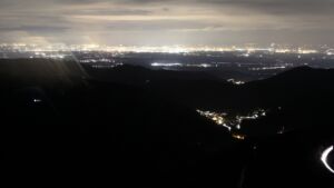 Dieses Bild zeigt eine Webcam-Aufnahme vom Achertal, aufgenommen am Dienstag, den 10.03.2026 um 21:00 Uhr. Die Temperatur betrug 5.1°C.