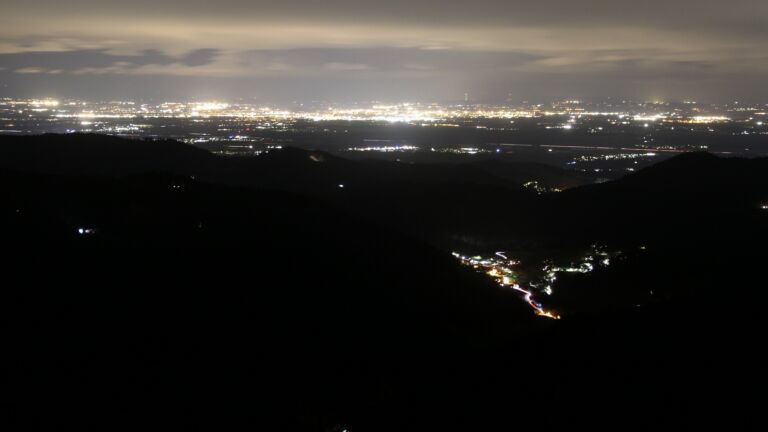 Dieses Bild zeigt eine Webcam-Aufnahme vom Achertal, aufgenommen am Freitag, den 13.03.2026 um 23:30 Uhr. Die Temperatur betrug 7.4°C.