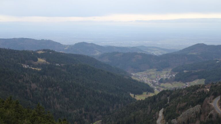 Dieses Bild zeigt eine Webcam-Aufnahme vom Achertal, aufgenommen am Freitag, den 19.12.2025 um 15:50 Uhr. Die Temperatur betrug 7.2°C.