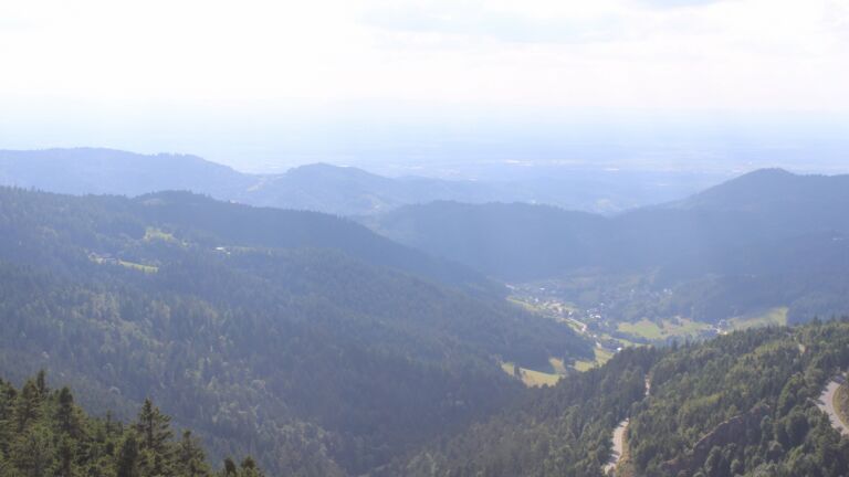 Dieses Bild zeigt eine Webcam-Aufnahme vom Achertal, aufgenommen am Donnerstag, den 17.07.2025 um 17:40 Uhr. Die Temperatur betrug 15.8°C.