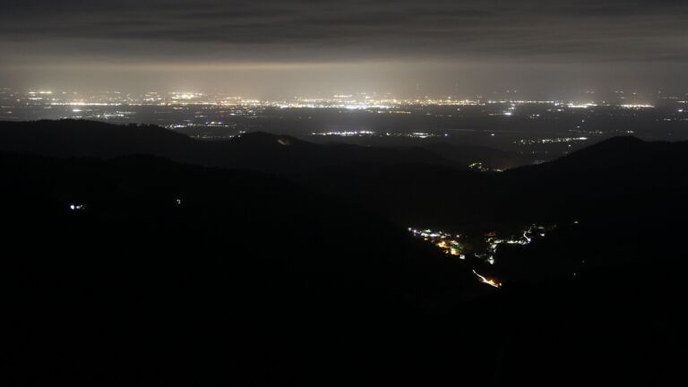 Dieses Bild zeigt eine Webcam-Aufnahme vom Achertal, aufgenommen am Montag, den 06.04.2026 um 02:00 Uhr. Die Temperatur betrug 5.2°C.