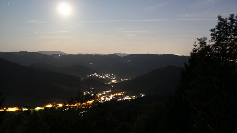 Dieses Bild zeigt eine Webcam-Aufnahme vom Achertal, aufgenommen am Donnerstag, den 23.07.2026 um 22:50 Uhr. Die Temperatur betrug 15.3°C.