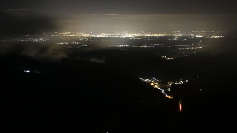 Dieses Bild zeigt eine Webcam-Aufnahme vom Achertal, aufgenommen am Samstag, den 25.10.2025 um 21:00 Uhr. Die Temperatur betrug 4.1°C.