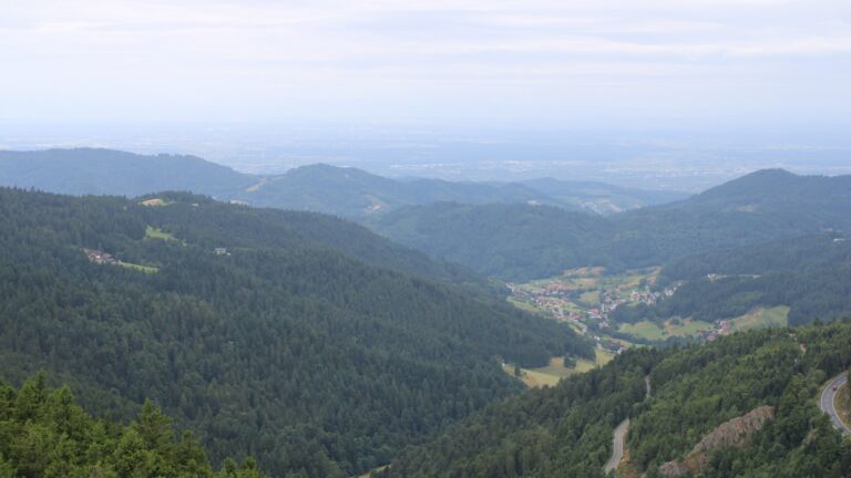 Dieses Bild zeigt eine Webcam-Aufnahme vom Achertal, aufgenommen am Mittwoch, den 16.07.2025 um 10:50 Uhr. Die Temperatur betrug 13°C.