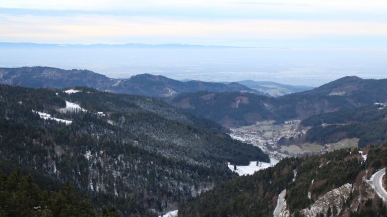 Dieses Bild zeigt eine Webcam-Aufnahme vom Achertal, aufgenommen am Sonntag, den 23.11.2025 um 08:50 Uhr. Die Temperatur betrug -1.5°C.