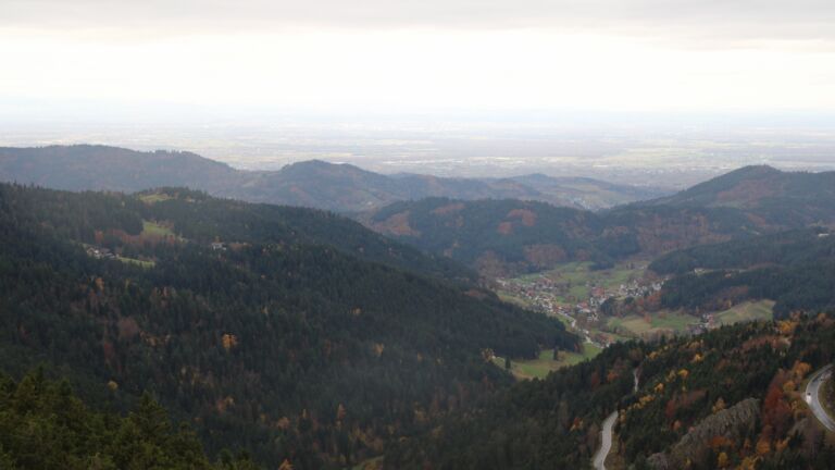 Dieses Bild zeigt eine Webcam-Aufnahme vom Achertal, aufgenommen am Samstag, den 01.11.2025 um 15:10 Uhr. Die Temperatur betrug 11.2°C.