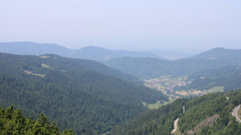 Dieses Bild zeigt eine Webcam-Aufnahme vom Achertal, aufgenommen am Freitag, den 13.06.2025 um 12:40 Uhr. Die Temperatur betrug 28.9°C.