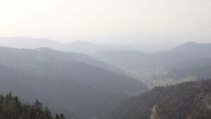 Dieses Bild zeigt eine Webcam-Aufnahme vom Achertal, aufgenommen am Montag, den 09.03.2026 um 16:30 Uhr. Die Temperatur betrug 10.8°C.