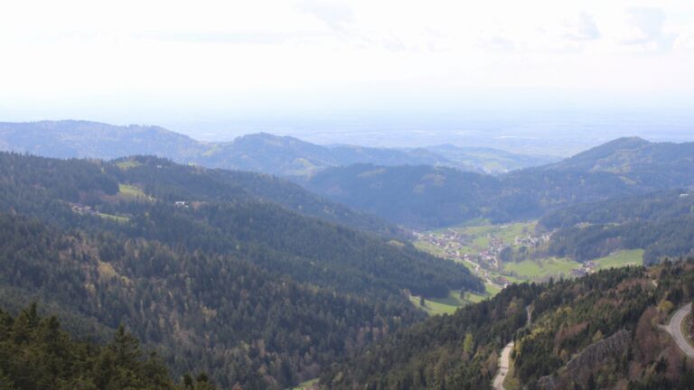 Dieses Bild zeigt eine Webcam-Aufnahme vom Achertal, aufgenommen am Donnerstag, den 16.04.2026 um 16:20 Uhr. Die Temperatur betrug 12.2°C.