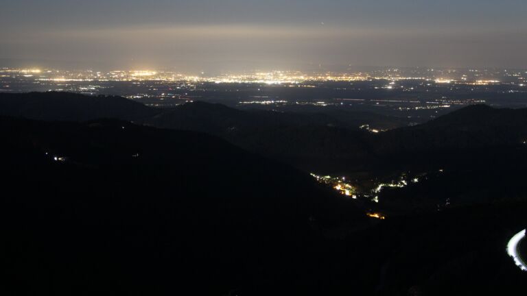 Dieses Bild zeigt eine Webcam-Aufnahme vom Achertal, aufgenommen am Freitag, den 11.07.2025 um 23:30 Uhr. Die Temperatur betrug 13.2°C.