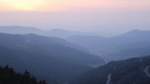 Dieses Bild zeigt eine Webcam-Aufnahme vom Achertal, aufgenommen am Sonntag, den 08.03.2026 um 18:20 Uhr. Die Temperatur betrug 9.8°C.