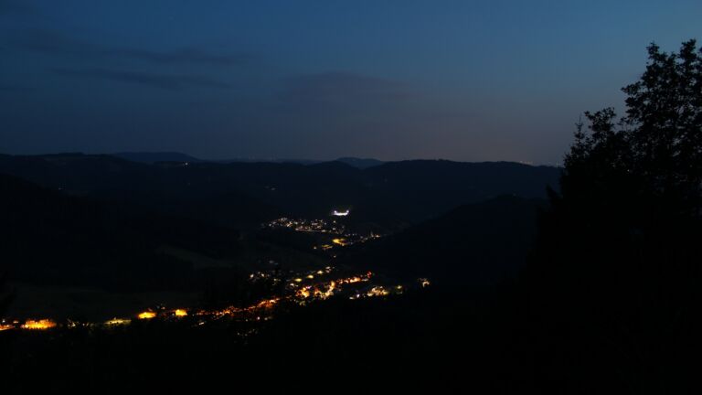 Dieses Bild zeigt eine Webcam-Aufnahme vom Achertal, aufgenommen am Samstag, den 18.07.2026 um 22:30 Uhr. Die Temperatur betrug 19°C.