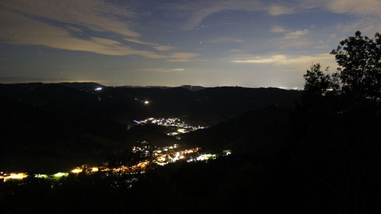 Dieses Bild zeigt eine Webcam-Aufnahme vom Achertal, aufgenommen am Dienstag, den 15.09.2026 um 21:00 Uhr. Die Temperatur betrug 22.6°C.