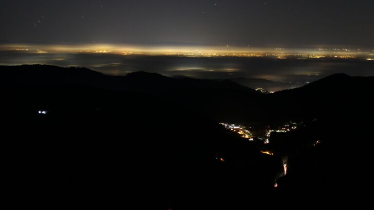 Dieses Bild zeigt eine Webcam-Aufnahme vom Achertal, aufgenommen am Montag, den 29.12.2025 um 05:00 Uhr. Die Temperatur betrug 1.1°C.