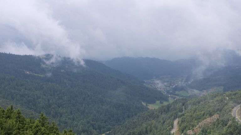 Dieses Bild zeigt eine Webcam-Aufnahme vom Achertal, aufgenommen am Montag, den 28.07.2025 um 12:20 Uhr. Die Temperatur betrug 10.8°C.