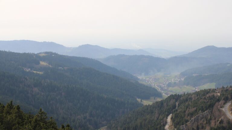 Dieses Bild zeigt eine Webcam-Aufnahme vom Achertal, aufgenommen am Freitag, den 06.03.2026 um 14:30 Uhr. Die Temperatur betrug 14.4°C.