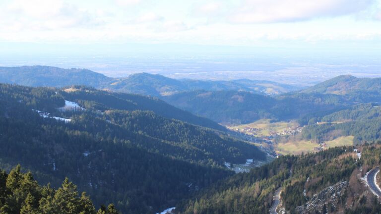 Dieses Bild zeigt eine Webcam-Aufnahme vom Achertal, aufgenommen am Donnerstag, den 15.01.2026 um 13:10 Uhr. Die Temperatur betrug 6.1°C.