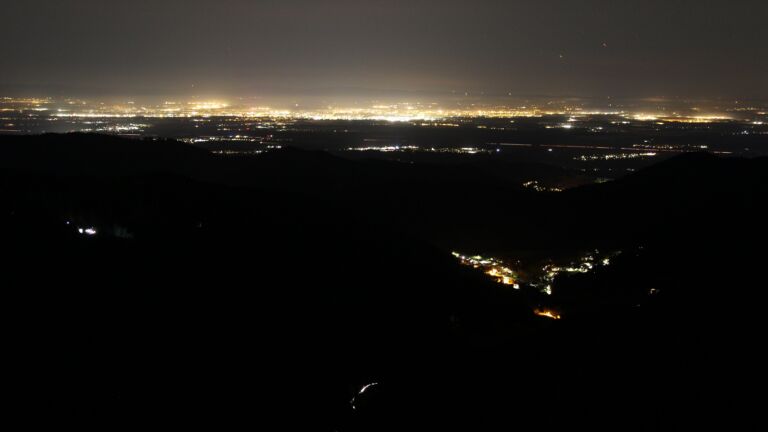 Dieses Bild zeigt eine Webcam-Aufnahme vom Achertal, aufgenommen am Dienstag, den 11.11.2025 um 23:30 Uhr. Die Temperatur betrug 8.7°C.