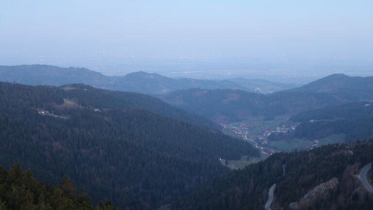 Dieses Bild zeigt eine Webcam-Aufnahme vom Achertal, aufgenommen am Freitag, den 20.03.2026 um 06:10 Uhr. Die Temperatur betrug 2.1°C.