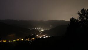 Dieses Bild zeigt eine Webcam-Aufnahme vom Achertal, aufgenommen am Freitag, den 28.08.2026 um 05:10 Uhr. Die Temperatur betrug 17.5°C.