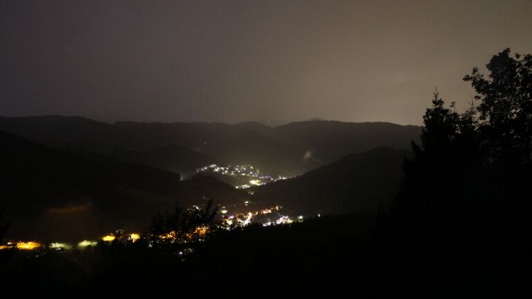 Dieses Bild zeigt eine Webcam-Aufnahme vom Achertal, aufgenommen am Freitag, den 28.08.2026 um 05:10 Uhr. Die Temperatur betrug 17.5°C.