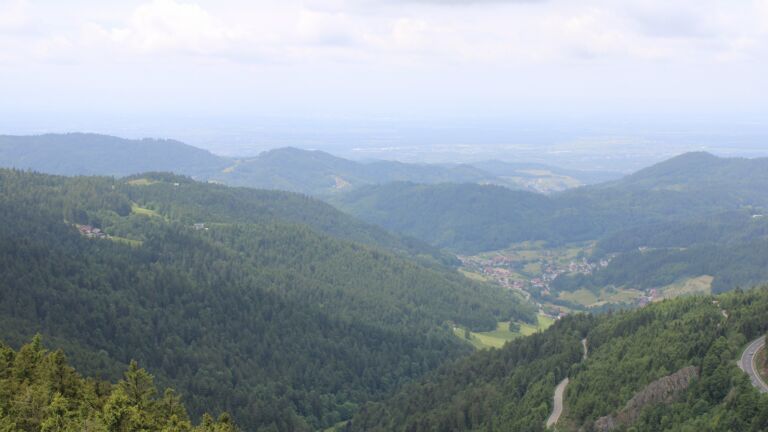 Dieses Bild zeigt eine Webcam-Aufnahme vom Achertal, aufgenommen am Donnerstag, den 29.05.2025 um 12:50 Uhr. Die Temperatur betrug 12.1°C.