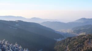 Dieses Bild zeigt eine Webcam-Aufnahme vom Achertal, aufgenommen am Freitag, den 26.12.2025 um 14:50 Uhr. Die Temperatur betrug -0.6°C.