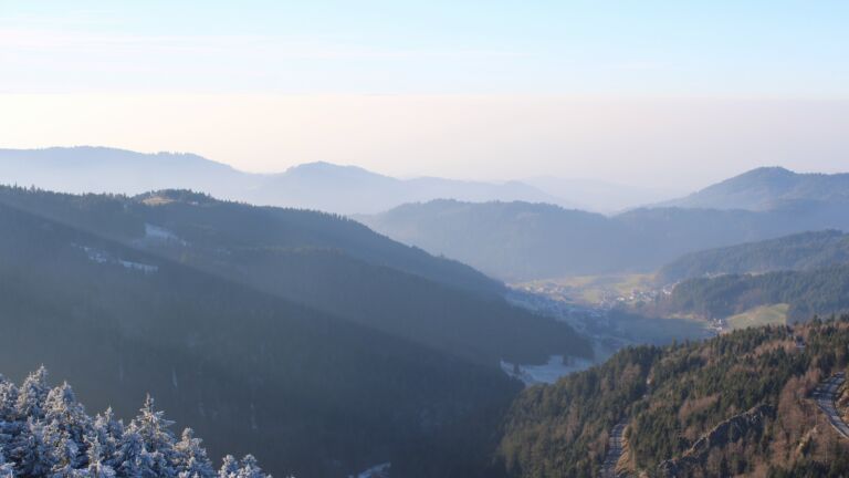 Dieses Bild zeigt eine Webcam-Aufnahme vom Achertal, aufgenommen am Freitag, den 26.12.2025 um 14:50 Uhr. Die Temperatur betrug -0.6°C.