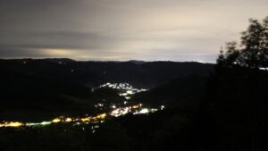 Dieses Bild zeigt eine Webcam-Aufnahme vom Achertal, aufgenommen am Freitag, den 23.10.2026 um 05:30 Uhr. Die Temperatur betrug 9.4°C.