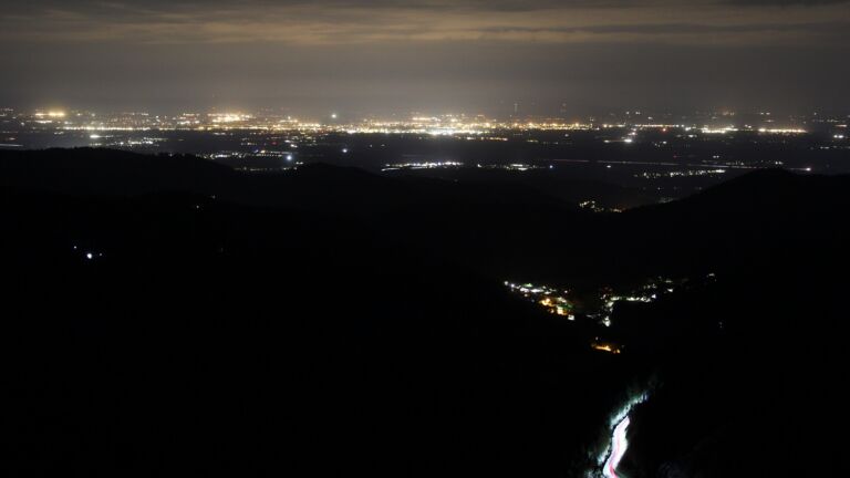 Dieses Bild zeigt eine Webcam-Aufnahme vom Achertal, aufgenommen am Samstag, den 18.04.2026 um 02:30 Uhr. Die Temperatur betrug 11.9°C.