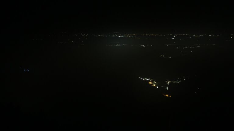 Dieses Bild zeigt eine Webcam-Aufnahme vom Achertal, aufgenommen am Dienstag, den 21.10.2025 um 03:00 Uhr. Die Temperatur betrug 8.2°C.